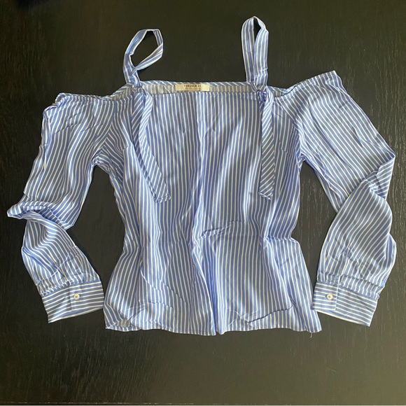 Forever 21 Tops - ⭐️Forever 21 blue and white striped top